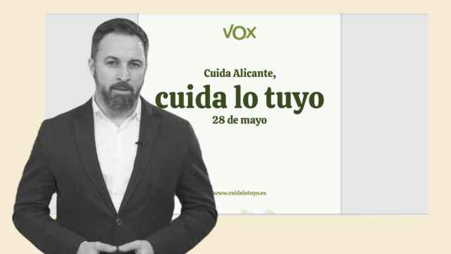 El líder de Vox, Santiago Abascal, y la portada del programa electoral para la ciudad de Alicante.
