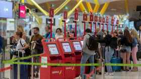 Un grupo de personas esperan el pasado viernes a facturar sus maletas en la terminal T4 del aeropuerto de Adolfo Suárez-Madrid Barajas.