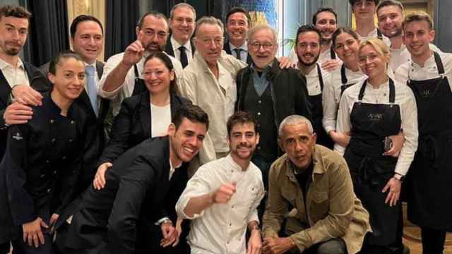 Steven Spielberg, Barack Obama y Bruce Springsteen junto al equipo del restaurante Amar Barcelona.