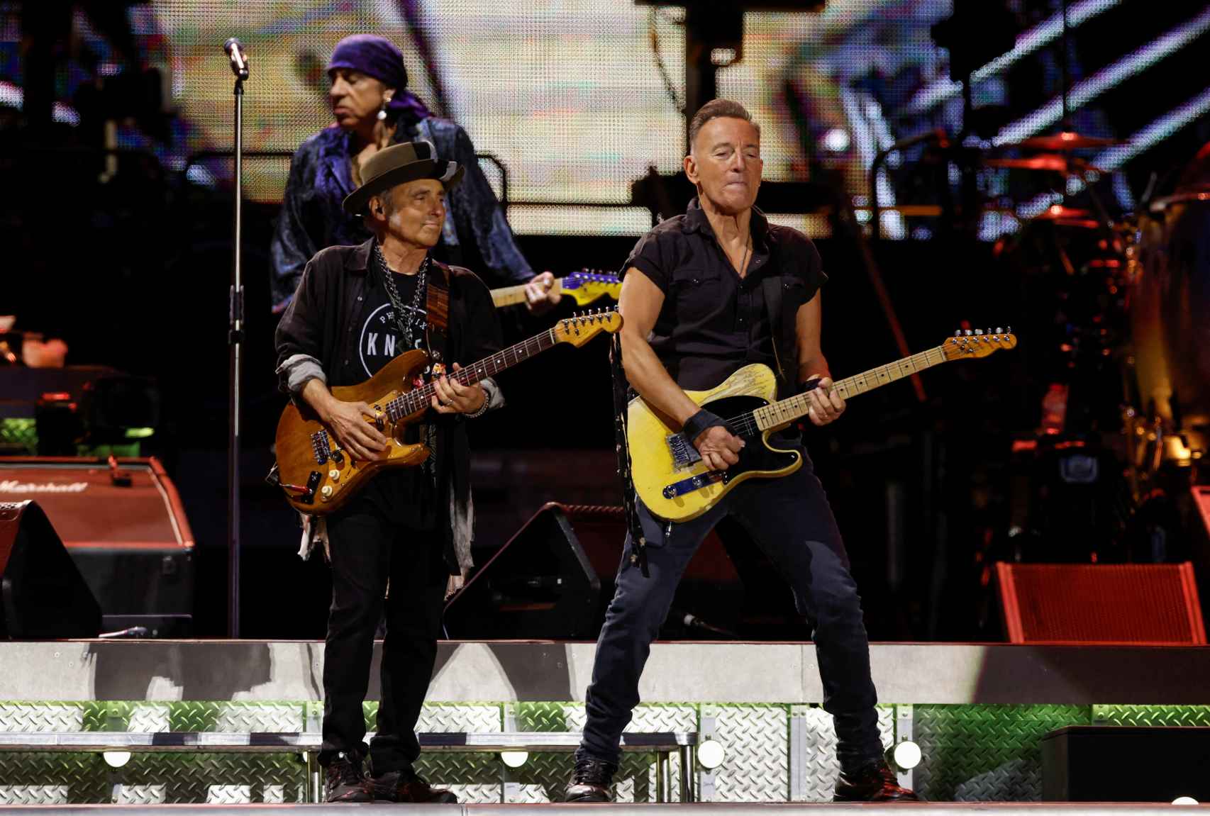 Bruce Springsteen con Nils Lofgren y, detrás, Steven Van Zandt, fieles escuderos a la guitarra.