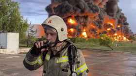 Un bombero frente a la explosión de un tanque de combustible en Sebastopol.