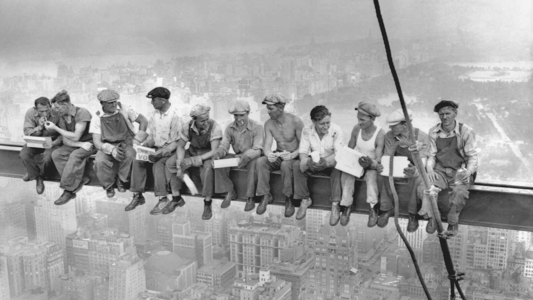 Una de las fotografías más famosas de la historia, realizada por Charles Ebbets: once obreros durante la construcción del Rockefeller Center en 1932.