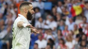 Benzema celebra uno de sus goles ante el Almería.