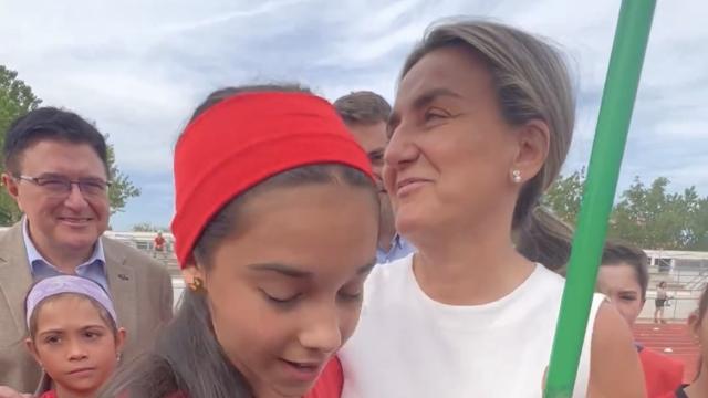 Una niña emociona a la alcaldesa de Toledo dedicándole una canción: Directo al corazón