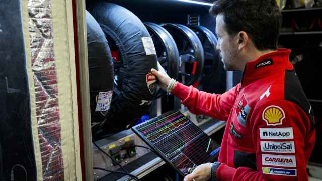 Un ingeniero del Ducati-Lenovo Team analiza los parámetros sobre neumáticos. FOTO: Lenovo.