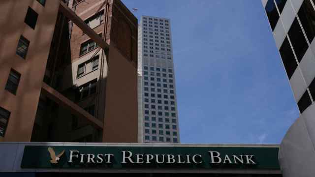 El logo de First Republic Bank en una sucursal.