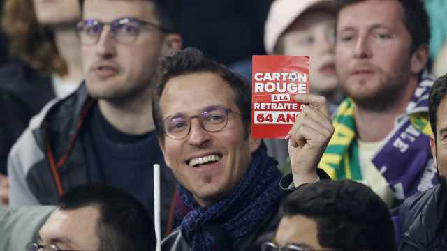 Aficionado con una tarjeta roja en referencia a la reforma de las pensiones en las gradas durante la final de la Copa de Francia, en Saint-Denis.