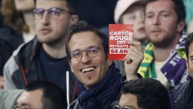 Aficionado con una tarjeta roja en referencia a la reforma de las pensiones en las gradas durante la final de la Copa de Francia, en Saint-Denis.