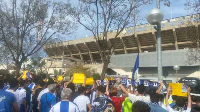 Protesta de los ficionados al llegar al Rico Pérez, estadio del Hércules.