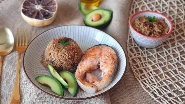 Salmón con arroz de coco,  una receta fácil para viajar a Colombia