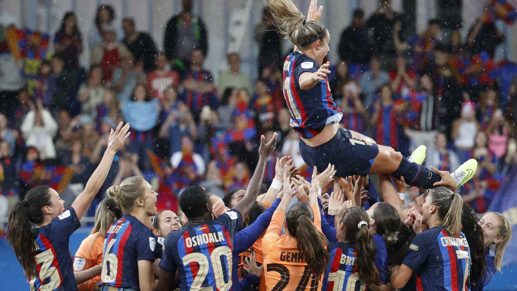 Alexia Putellas, manteada por sus compañeras tras ganar la Liga F 2022/2023