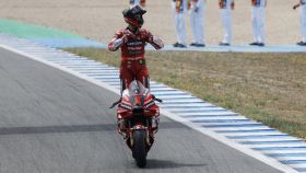 Pecco Bagnaia, de pie sobre su Ducati, celebra la victoria en el circuito de Jerez-Ángel Nieto.