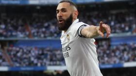 Benzema celebra uno de sus goles frente al Almería.