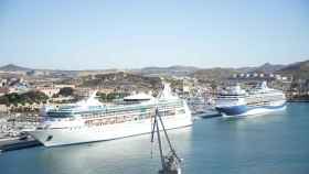 Dos impresionantes cruceros atracados en el Puerto de Cartagena.