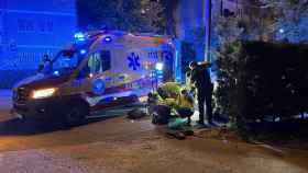 Servicios de Emergencias Madrid atendiendo a uno de los heridos en Aluche.