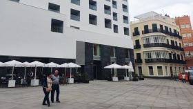 Vista de la plaza creada junto al hotel de Rafael Moneo y la réplica de La Mundial, en Málaga.