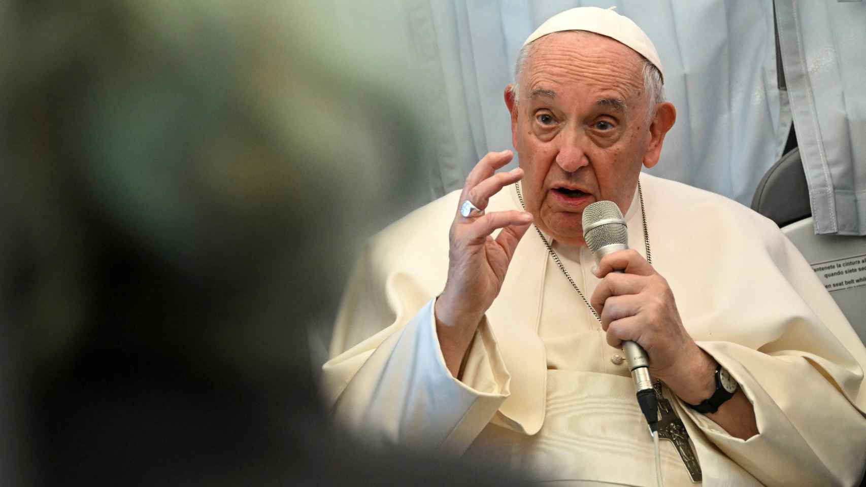 El Papa Francisco da una conferencia de prensa a bordo del avión cuando regresa al Vaticano después de su viaje apostólico a Hungría.