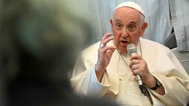 El Papa Francisco da una conferencia de prensa a bordo del avión.