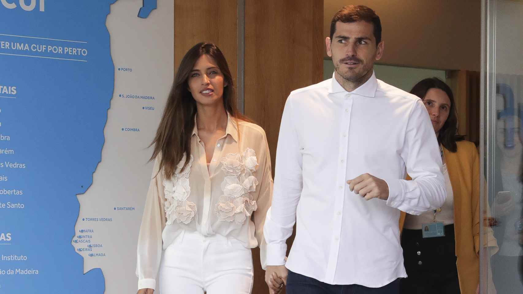 Iker Casillas y su exmujer, Sara Carbonero, en una imagen tomada en mayo de 2019, saliendo del hospital días después de sufrir un infarto.