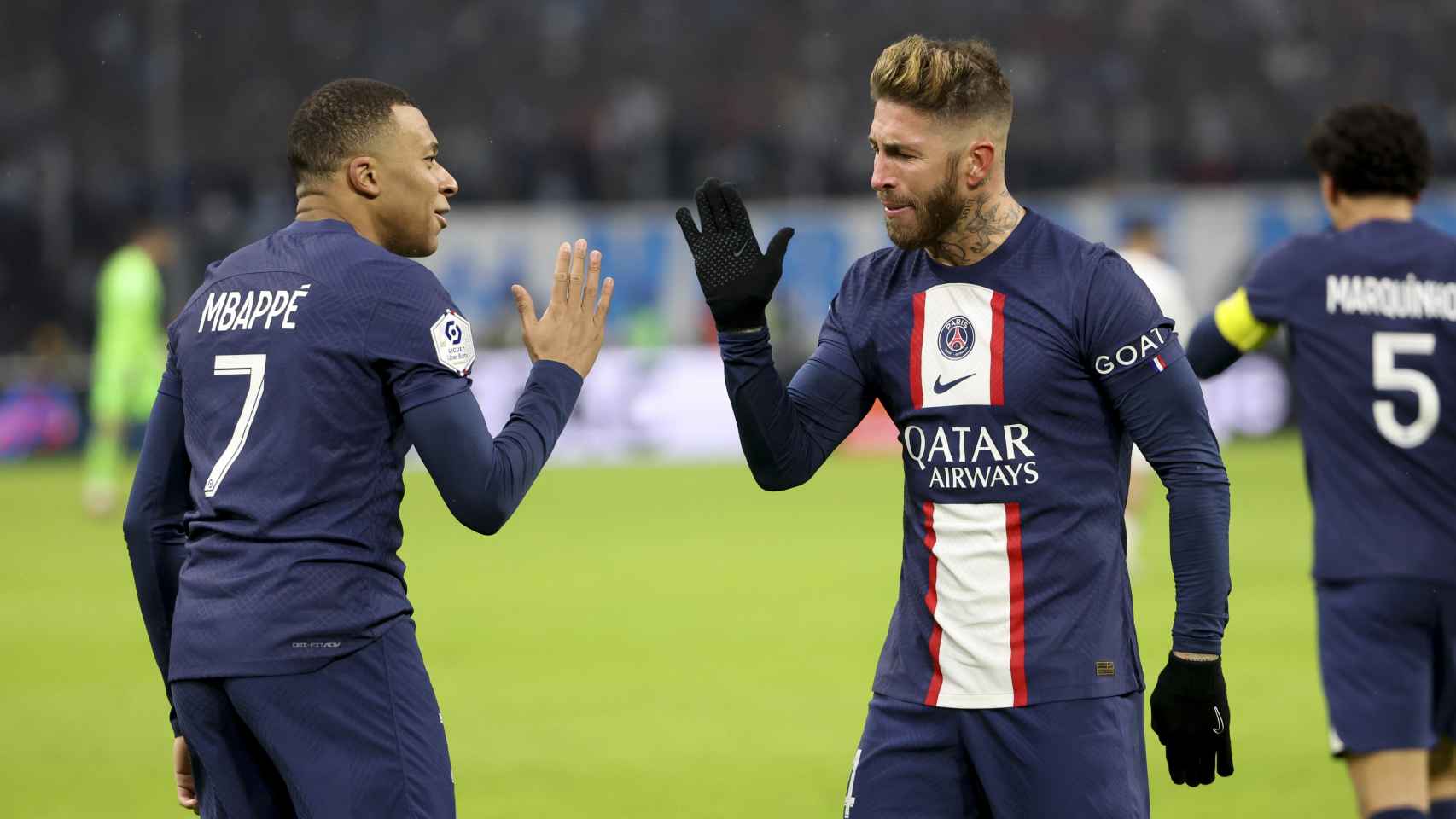 Kylian Mbappé y Sergio Ramos, chocando la mano para celebrar un gol del PSG