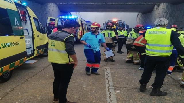 Operativos sanitarios trabajando en el lugar del accidente.