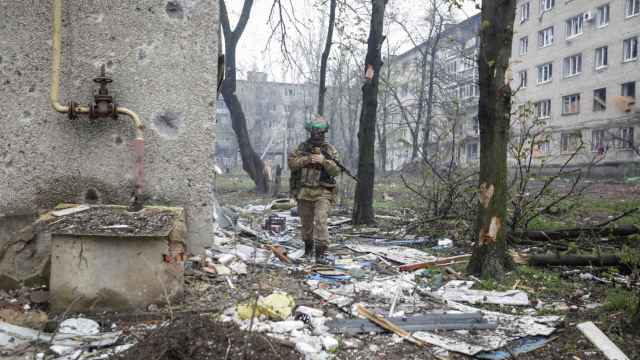 Un soldado ucraniano observa un barrio de Bakhmut bombardeado por Rusia.