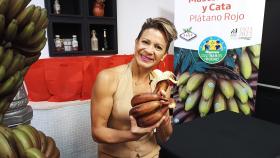 Lis Peña, gestora e impulsora del Producto Gastronómico de Canarias, presentando en Madrid el plátano rojo.