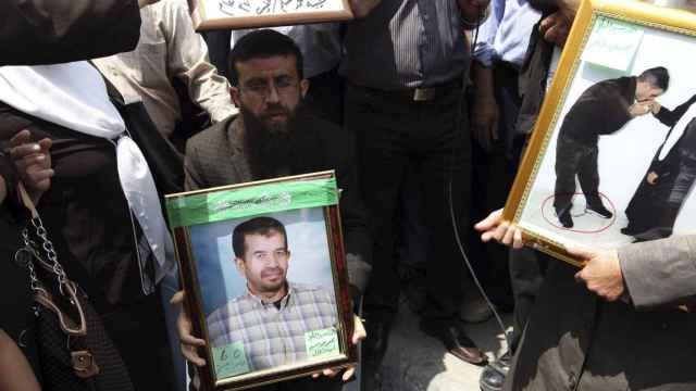 Jader Adnan sosteniendo la fotografía de un preso palestino.