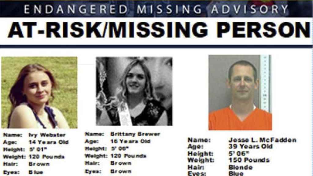 Imagen de las dos jóvenes desaparecidas junto al delincuente sexual con el que fueron vistas por última vez.