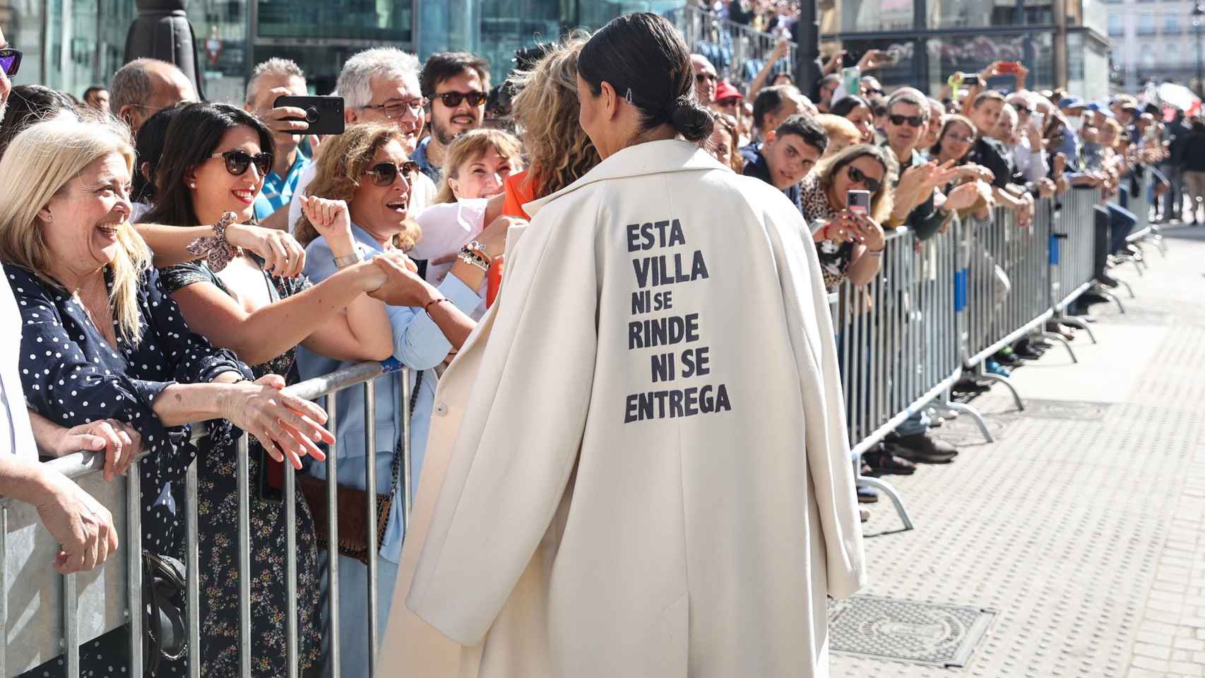 El abrigo con mensaje de Begoña Villacís.