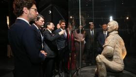 Autoridades políticas visitan la exposición de los guerreros de Xi'an en el Marq.