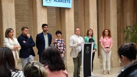 El alcalde de Albacete demuestra ante notario que no mintió sobre los exámenes de la Policía