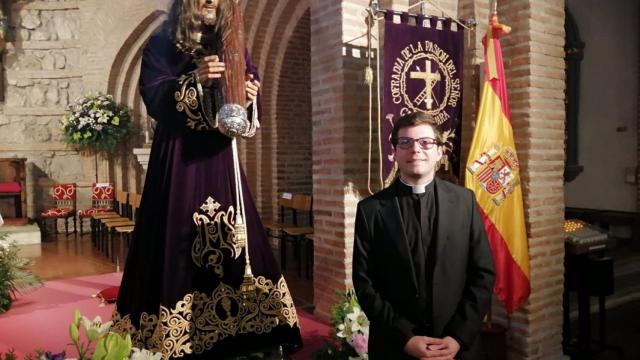 Emilio Vereda posa junto a la imagen junto a la imagen de un Cristo. EUROPA PRESS