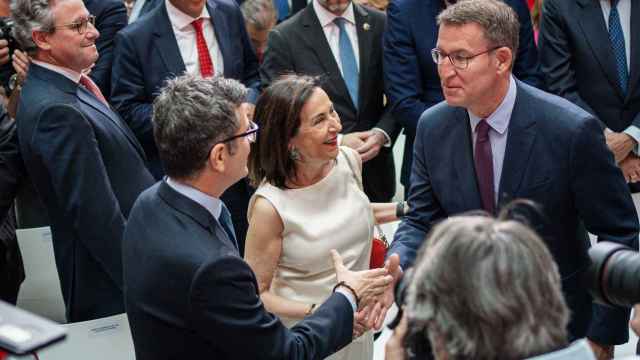 Alberto Núñez Feijóo saluda a Margarita Robles y Félix Bolaños, este martes en la celebración del Dos de Mayo en Madrid.