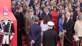 Bolaños intentando colarse en el palco de autoridades en el desfile militar.