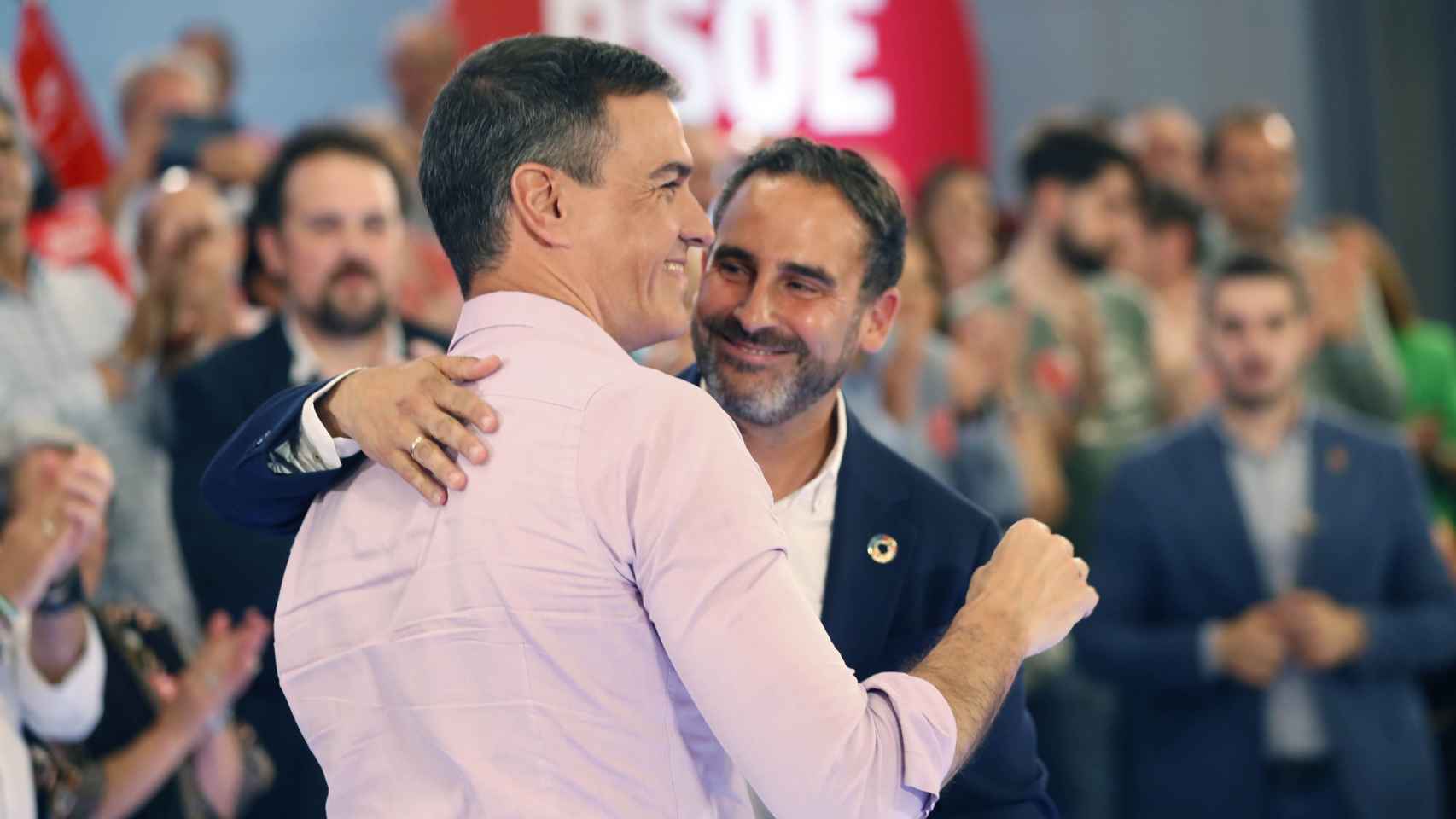 Pedro Sánchez, abrazado con el candidato del PSOE a la Alcaldía de Málaga, Daniel Pérez.