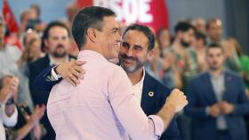 Pedro Sánchez, abrazado con el candidato del PSOE a la Alcaldía de Málaga, Daniel Pérez.