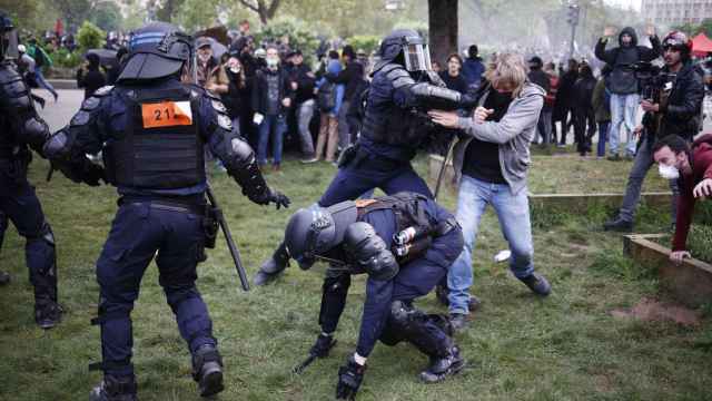 Enfrentamientos entre la policía y manifestantes en París.