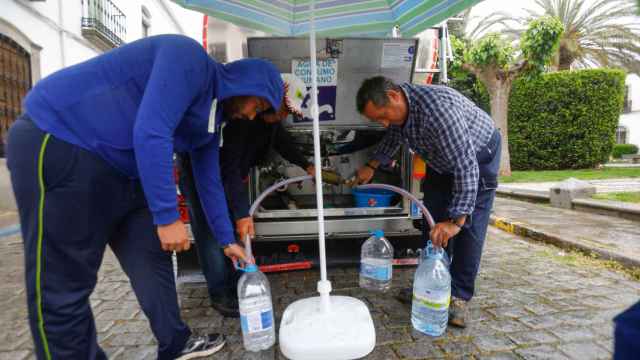 Vecinos de Pozoblanco (Córdoba) llenando garrafas de agua potable de los camiones cisterna.