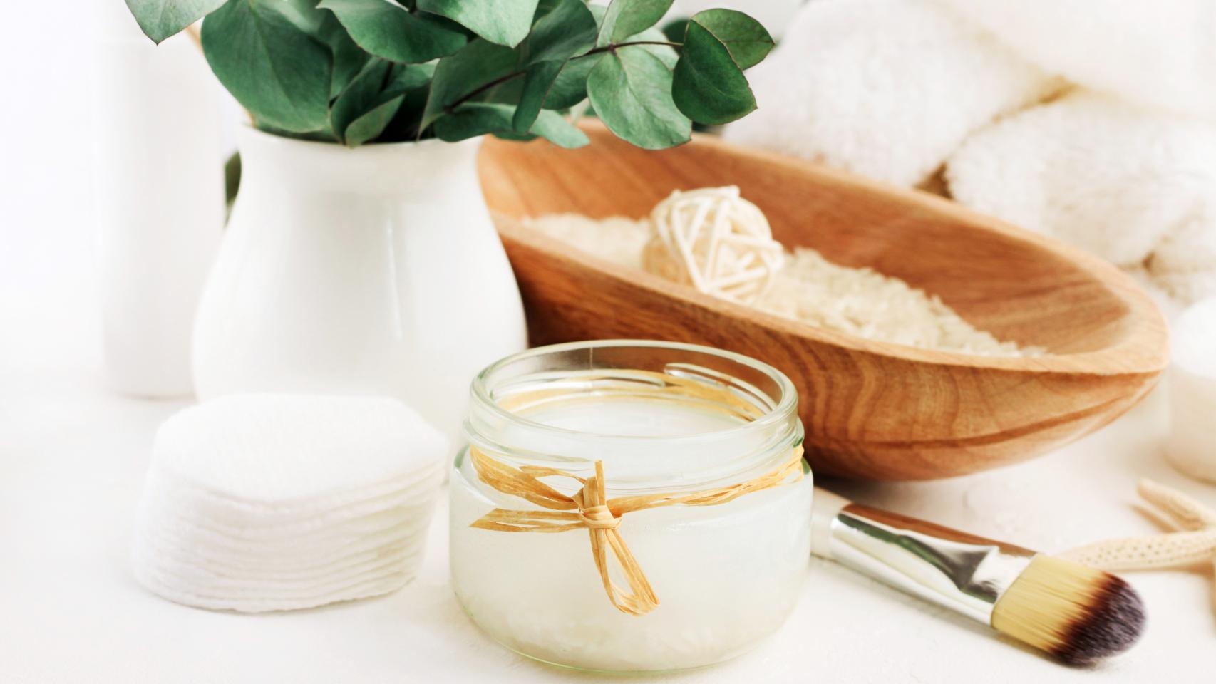 El agua de arroz puede emplearse como tónico, mascarilla e incluso serúm para el cabello.