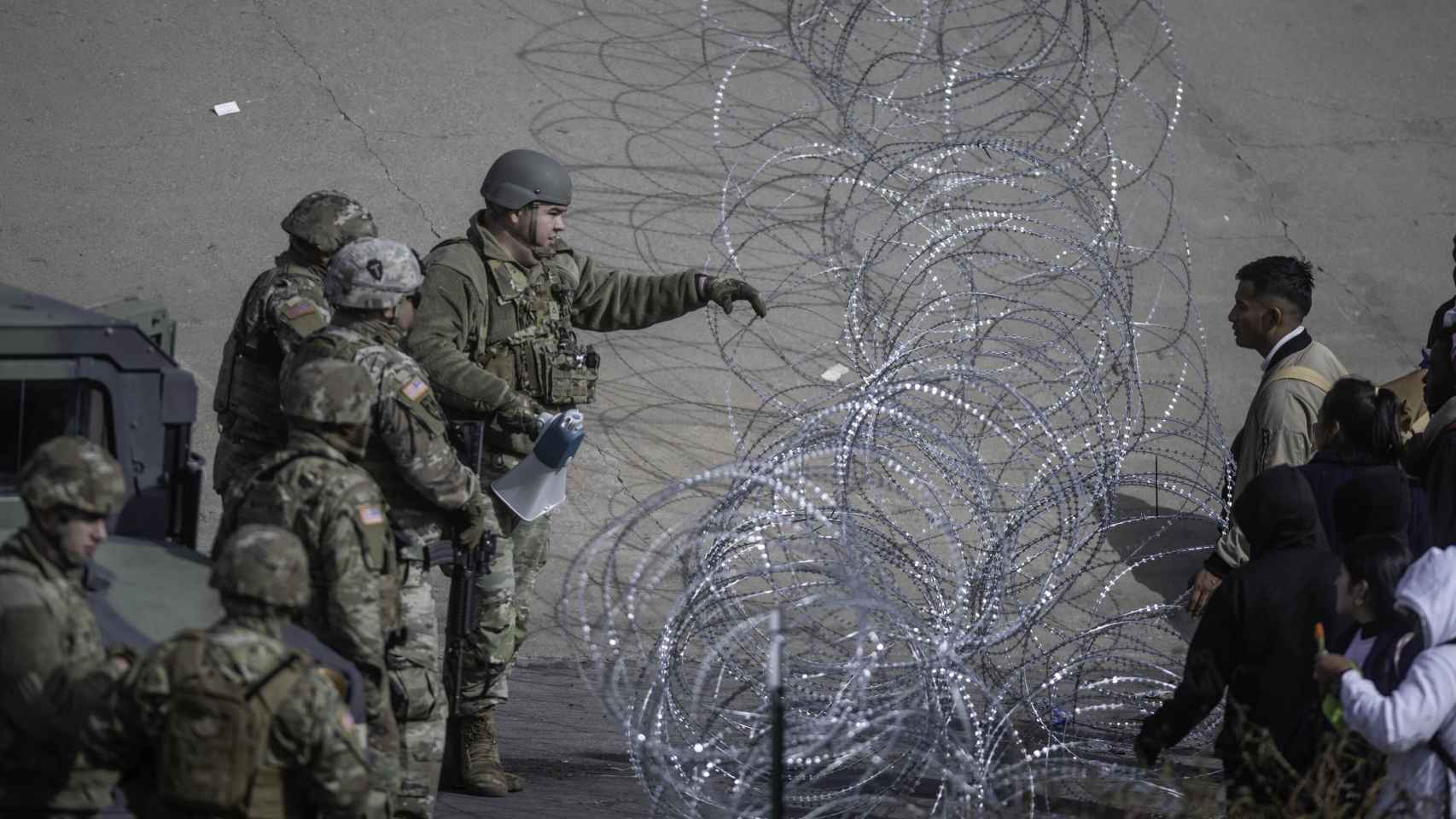 Agentes de la Guarda Nacional estadounidense colocan alambres de púas en el Río Bravo, en diciembre.