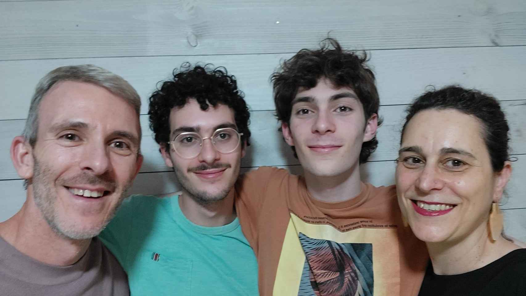 José Antonio, Marco, Bruno, y Veridiana, este miércoles, en su domicilio de Alcantarilla.