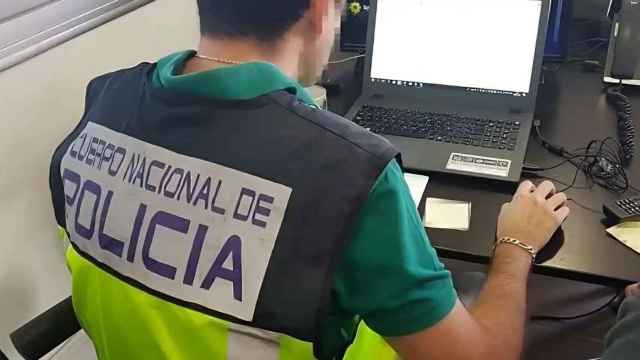 Imagen de archivo de un agente de la Policía Nacional ante un caso de pornografía infantil en la provincia de Alicante.