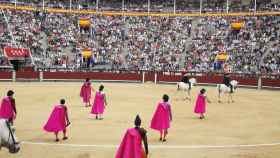 La plaza de Las Ventas lució sus mejores galas para reanudar la temporada taurina con la corrida de toros goyesca del 2 de Mayo.