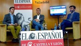 Marcos Valles, delegado de Unef en Castilla y León. Juan Ignacio Pulgar, director de Desarrollo de Aquila Clean Energy en España; junto a Alvar Salvador, periodista de EL ESPAÑOL Noticiascyl