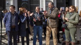 El presidente de Vox en Ávila, José Antonio Palomo, en el centro, durante un mitin del partido.