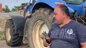 Jesús, ganadero de vacuno de leche de Molacillos, ha bloqueando con su tractor el acceso a Lactalis