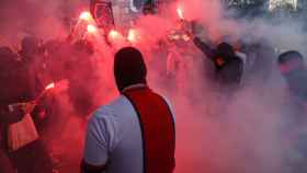 Los ultras del PSG reunidos en la sede del club para protestar contra Messi.