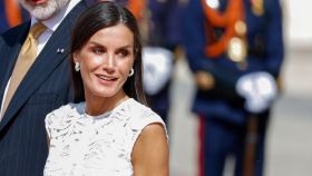 La reina Letizia estrena sus pendientes ‘Top 100’ para el recibimiento oficial del presidente de Colombia