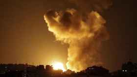 El humo se eleva después del ataque aéreo israelí en el norte de la Franja de Gaza.